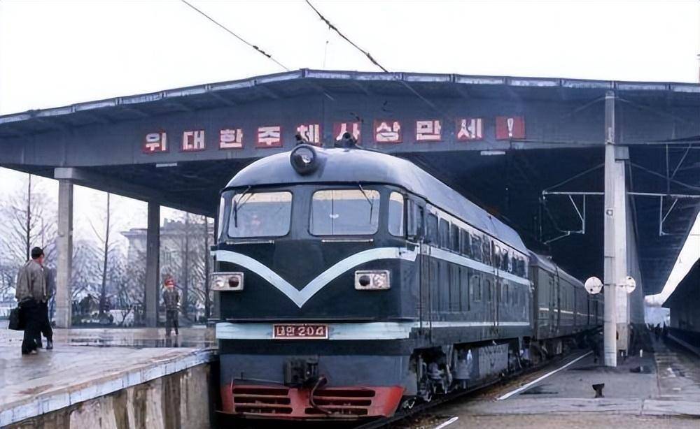 走进朝鲜，朝鲜美女列车员落落大方，身材、背景都是百里挑一