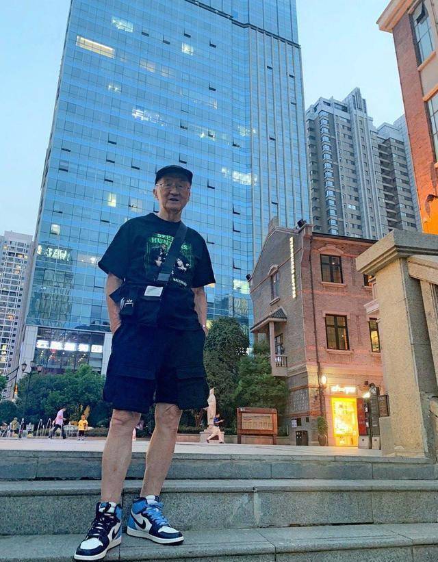 抖音上抖胸的音乐_抖音那个抖胸的叫什么_抖音有一个胸特别大的叫什么