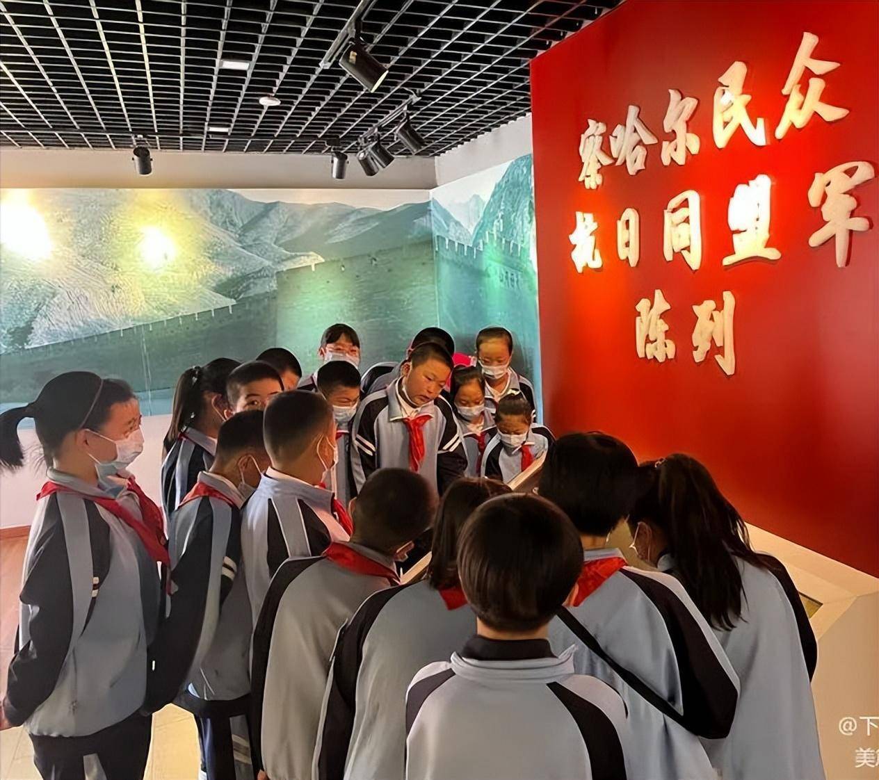 市桥西区下东营小学组织少先队员赴抗日同盟军纪念馆开展"铭记历史