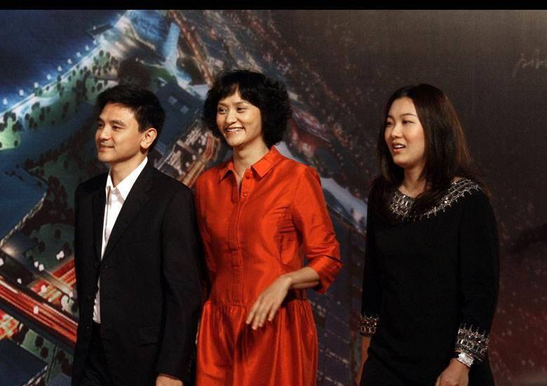 而高敏入籍加拿大的原因则很简单,一方面是她的第二任丈夫就在加拿大