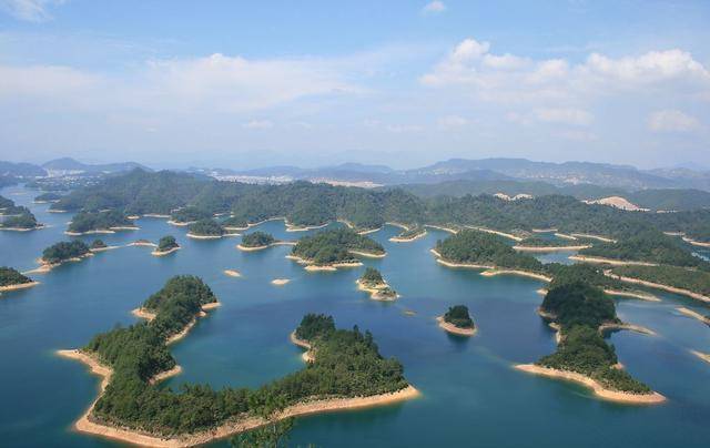 从1982年开始发展旅游业以来,千岛湖旅游发展迅猛,逐渐