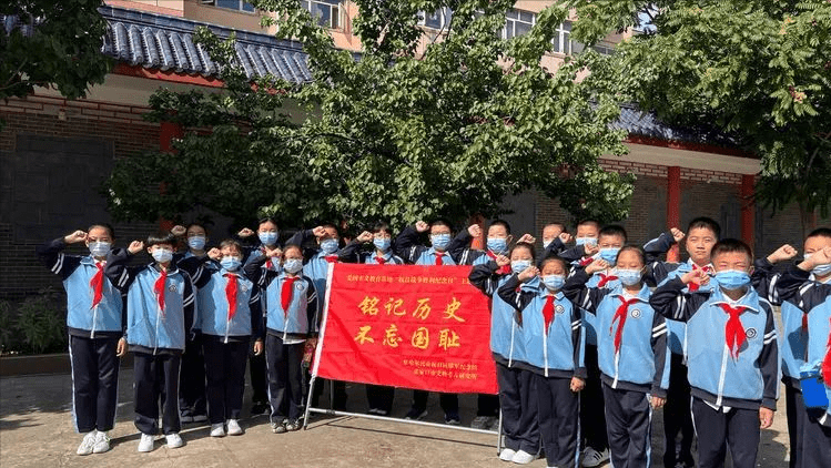 市桥西区下东营小学组织少先队员赴抗日同盟军纪念馆开展"铭记历史