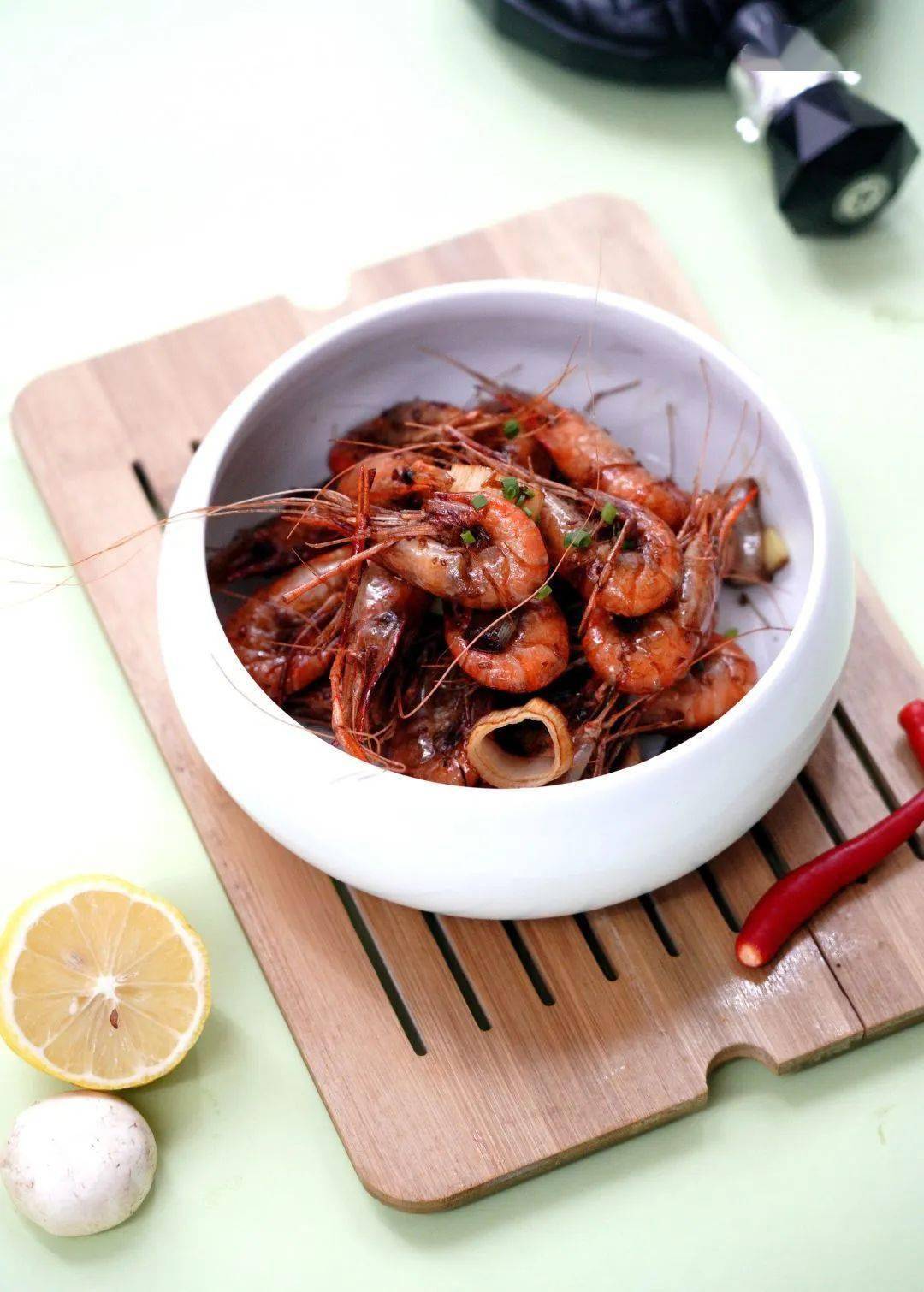 秘制醉沼虾做法:1,沼虾解冻,用花雕酒,盐,糖及香料调制醉卤2,沼虾复热