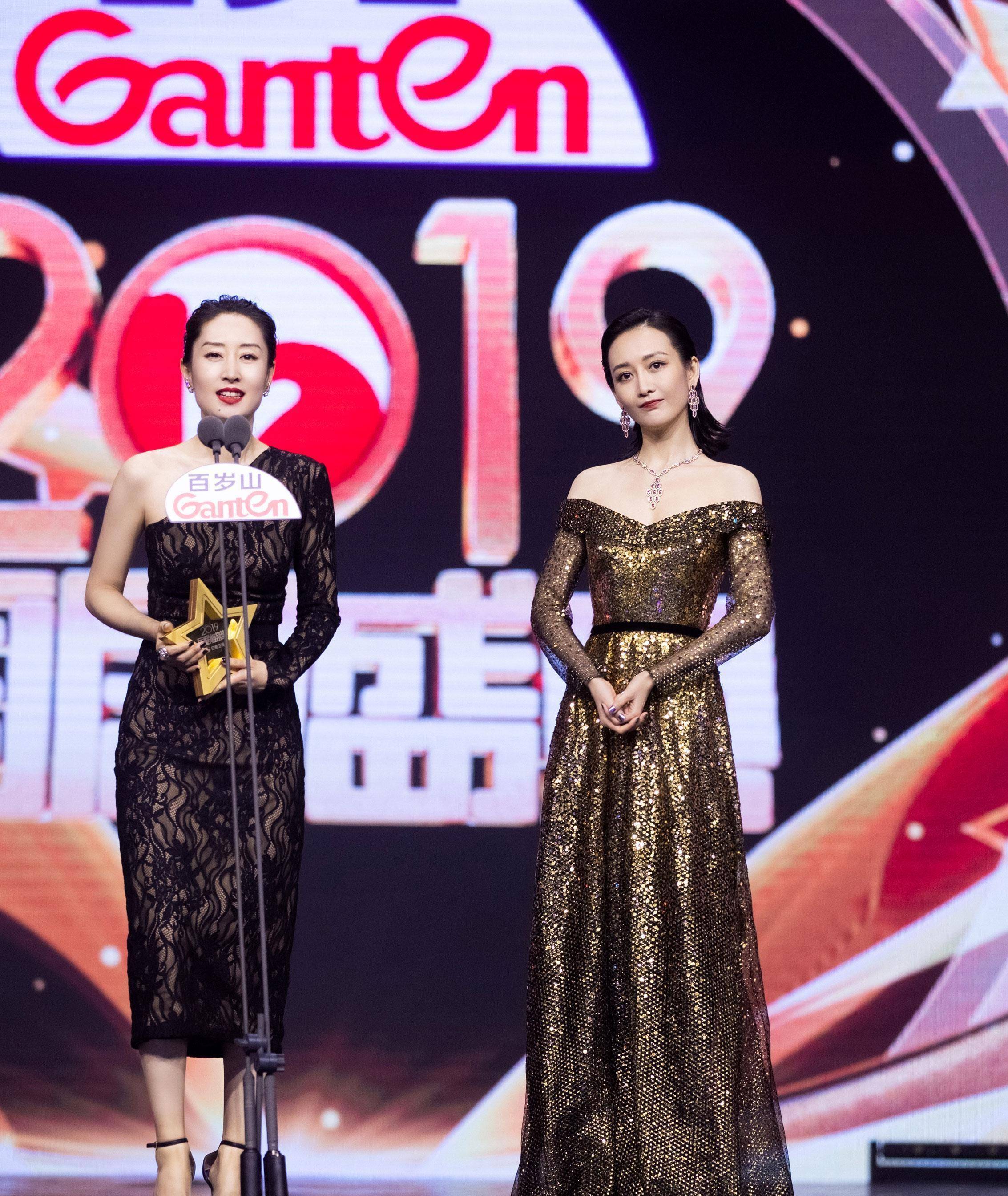 汪曼春明镜再同框,同穿淡蓝色女团装,刘敏涛一个眼神完胜王鸥_时尚