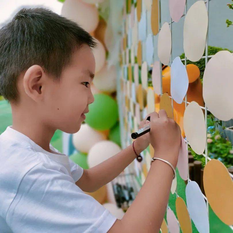 2022年9月1日,钱塘区景苑幼儿园小朋友的"小真"和"小美"乘着风帆,踏着