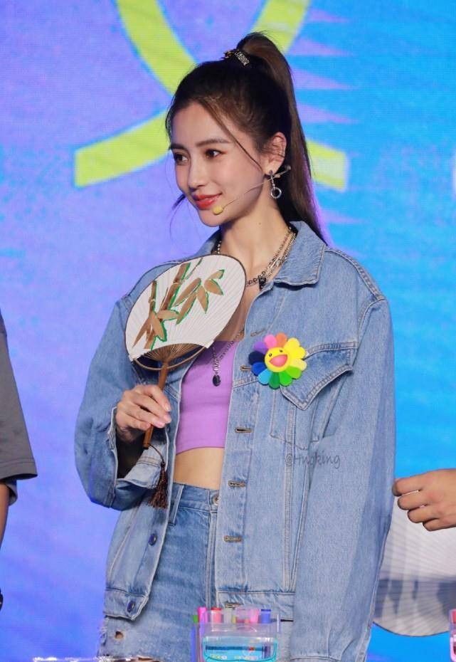 杨颖《奔跑吧》发布会造型释出,穿牛仔套装梳高马尾,少女感十足_衣服
