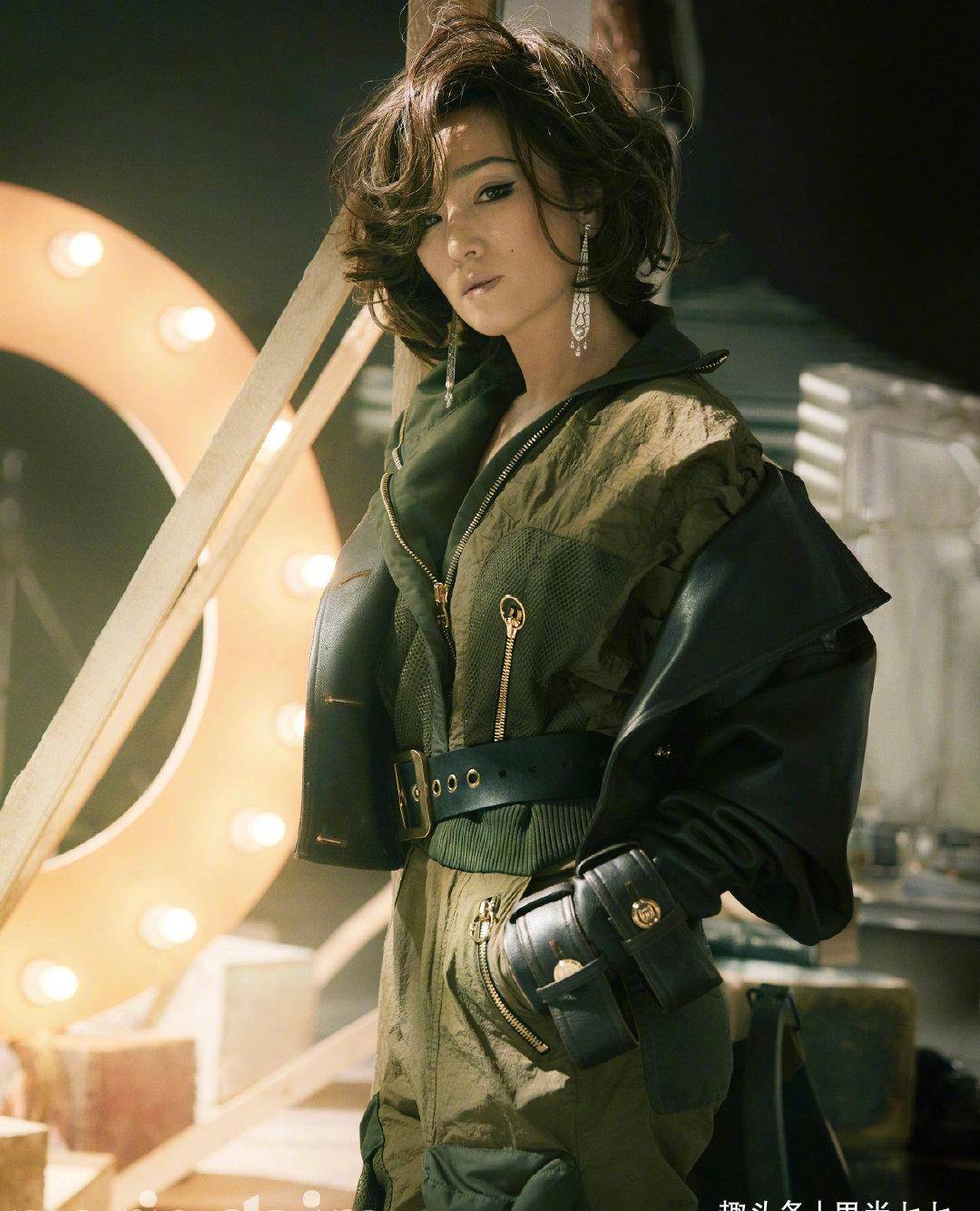 巩俐罕见剪短发大变样!