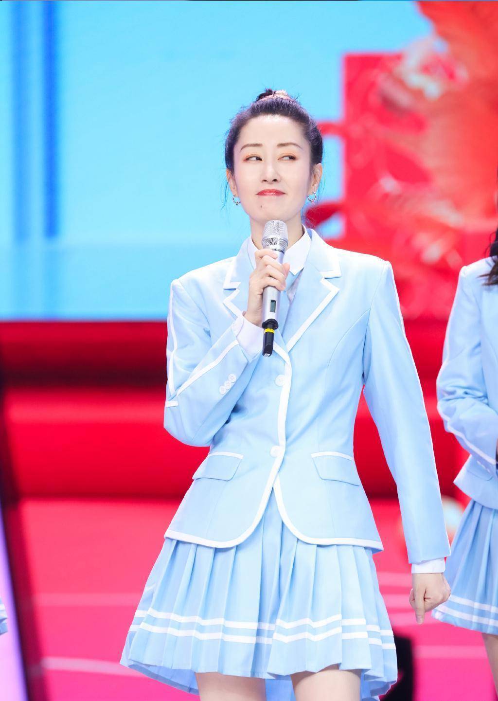 汪曼春明镜再同框,同穿淡蓝色女团装,刘敏涛一个眼神完胜王鸥_时尚