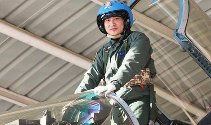 王伟坠机时,另一名飞行员是谁,他当时在做什么?事后又去了哪?