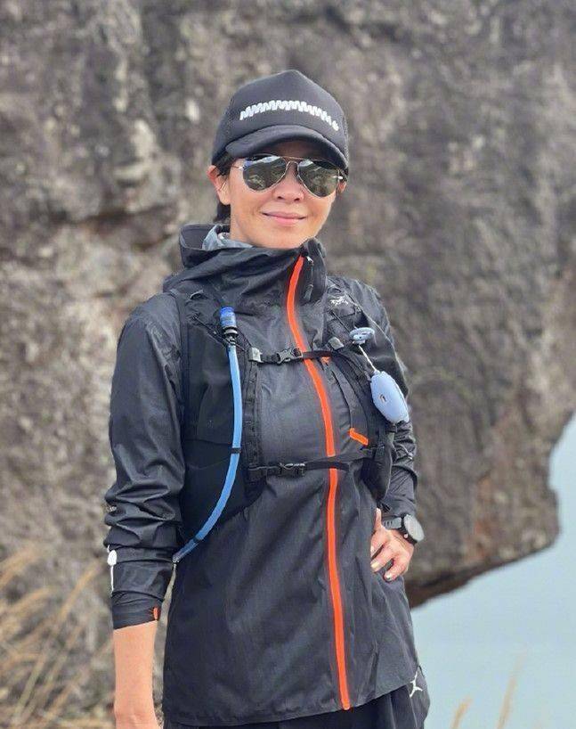 刘嘉玲晒登山照,素颜倒像个老年人,但这腿比很多年轻人都细长!