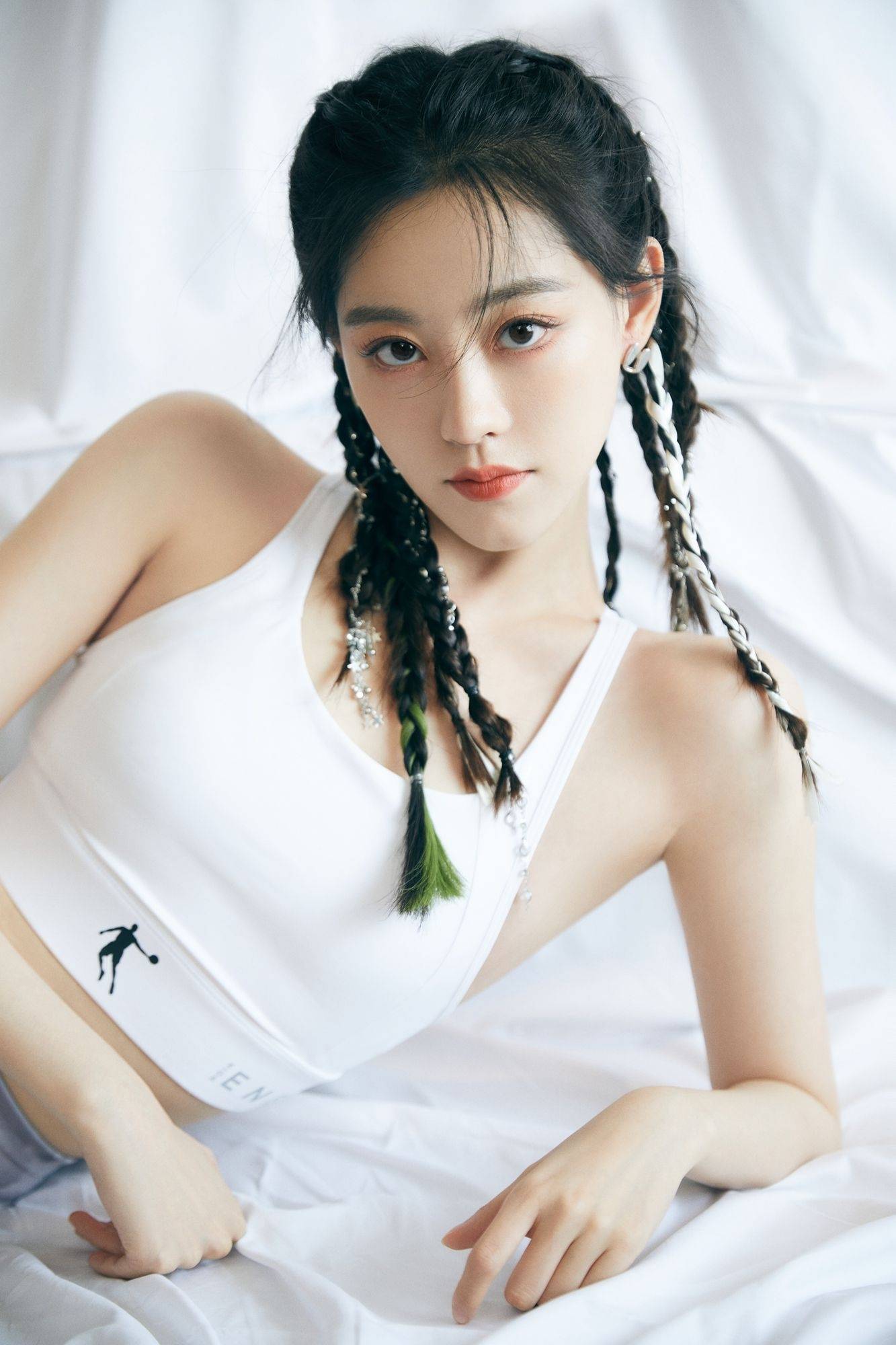 祝绪丹麻花辫运动装优雅写真