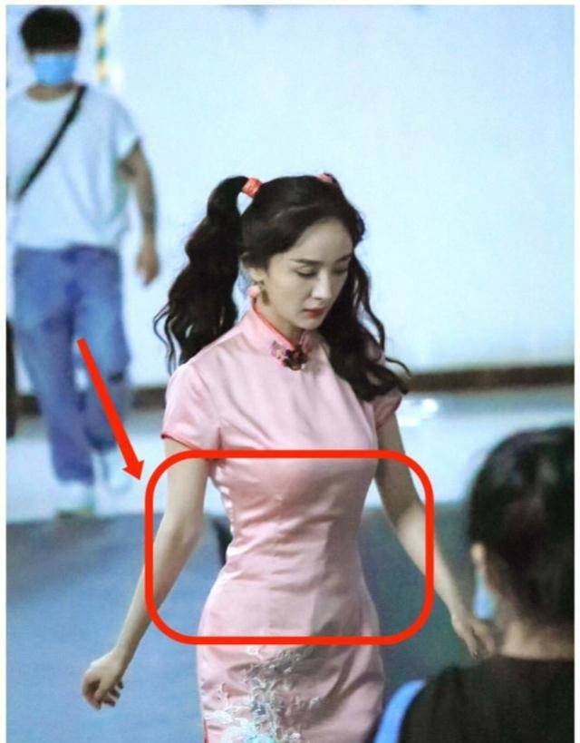 而恰恰相反的是,瘦瘦的身材也丝毫不耽误杨幂的"一波三折",该长肉的