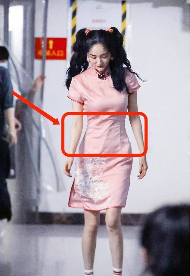 而恰恰相反的是,瘦瘦的身材也丝毫不耽误杨幂的"一波三折",该长肉的