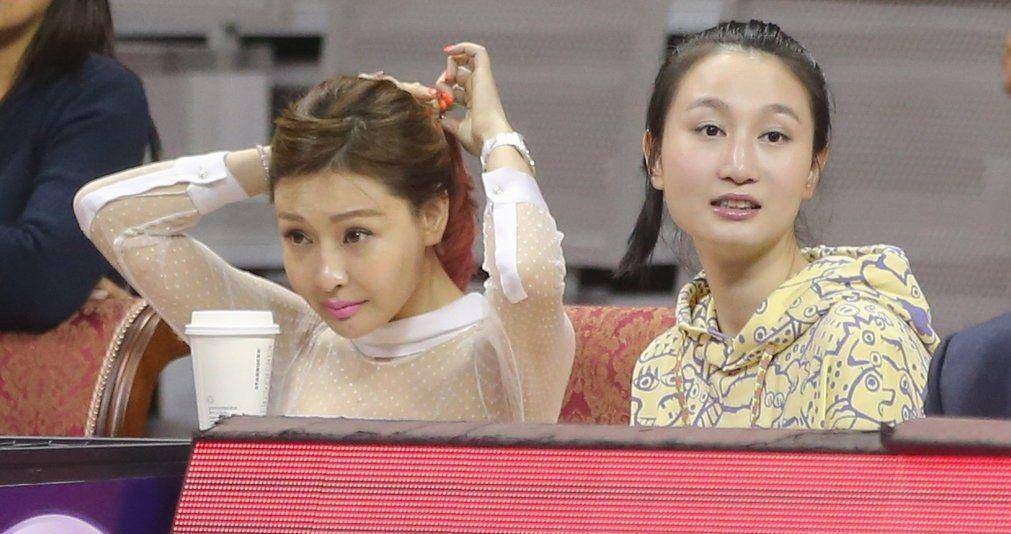 cba最美老板娘,身价超40亿,曾知遇易建联,41岁身材颜值依旧少女_吴迪