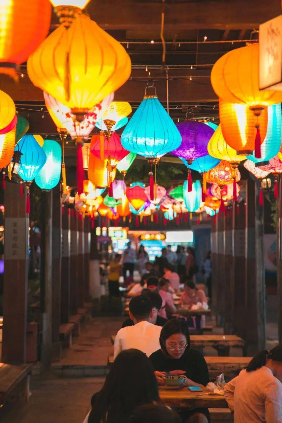 精致的红砖的商铺严丝合缝的石板小路这里就是合肥罍街集文化旅游