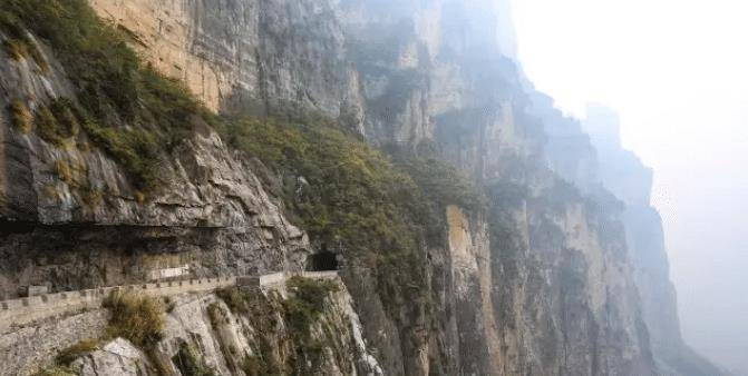 中国发现一个“井底村”！与世隔绝几千年，出行还要靠梯子