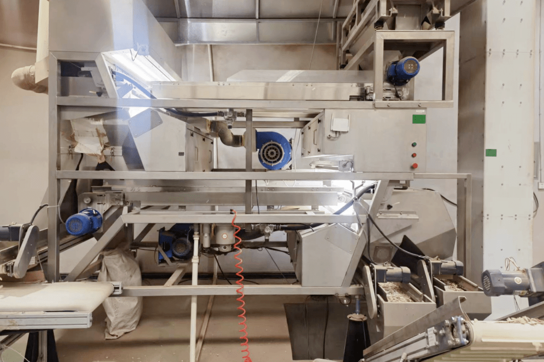 电光色选机1套,敞开式干燥机5套,筛选机4套,以上加工设备,工具,容器易