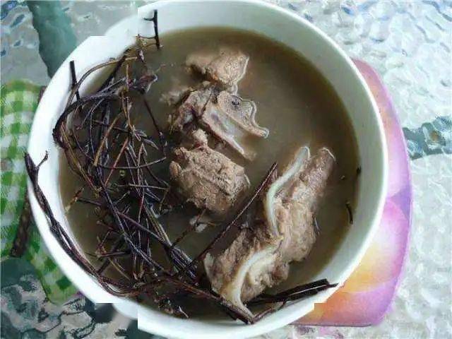 作用(仅供参考:滋阴润燥,养胃清火·食材:鸡骨草 适量,猪骨 300g