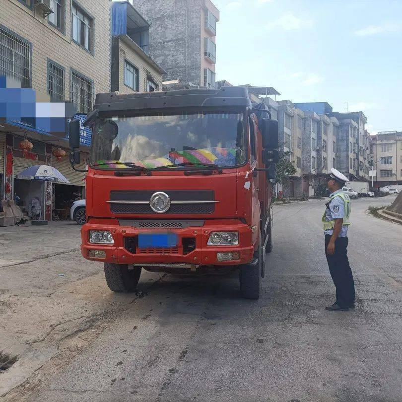 县乡道路以及事故多发点段等道路的管控力度,重点查处农用车违法载人