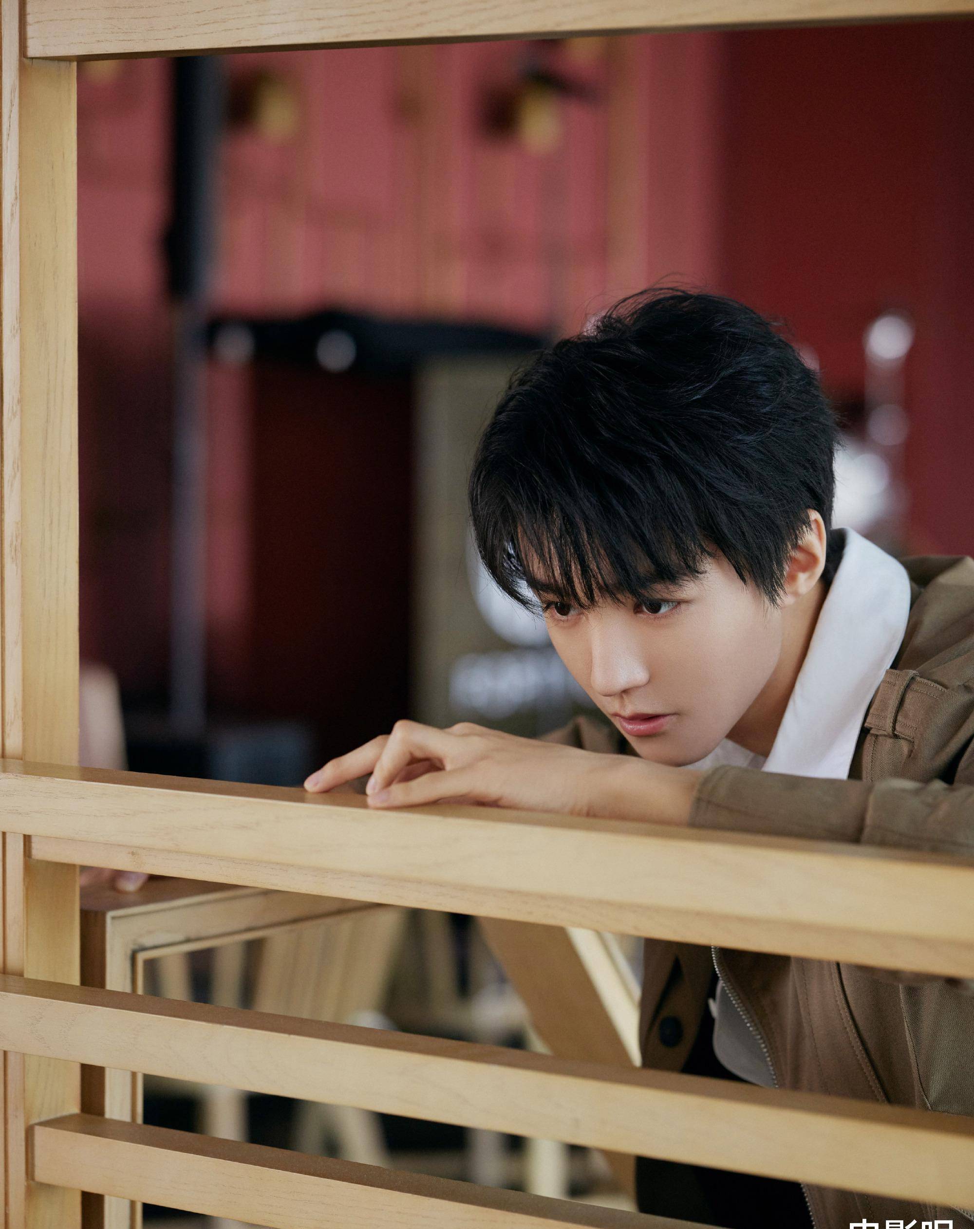 动作,就算是不看脸,也能一眼认出王俊凯,不知该说粉丝过于了解王俊凯