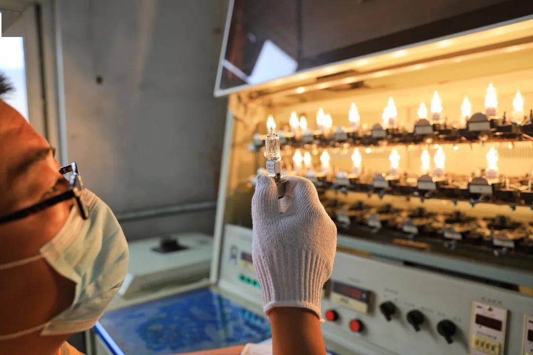 铁路"灯光师"是怎样工作的?_灯泡_检测_信号灯