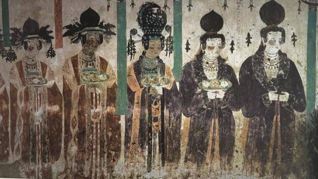 “敦煌壁画”最初以佛教壁画为主，后期也逐步出现很多历史题材画作