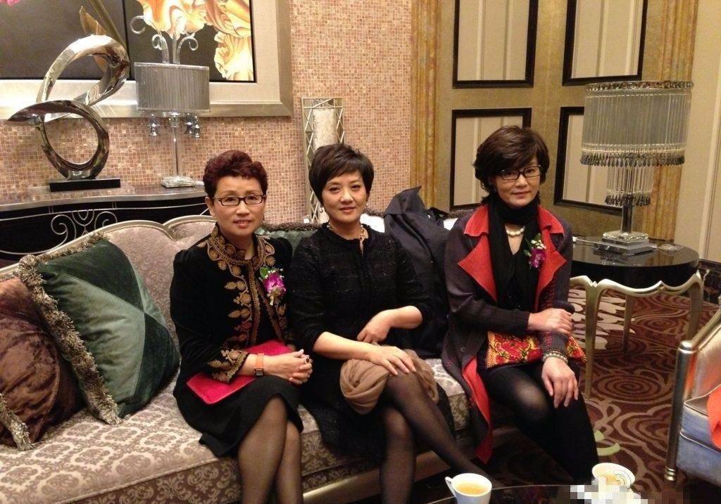 潘虹有老艺术家该有的优雅,不装嫩不做作,打扮一直都很高贵!