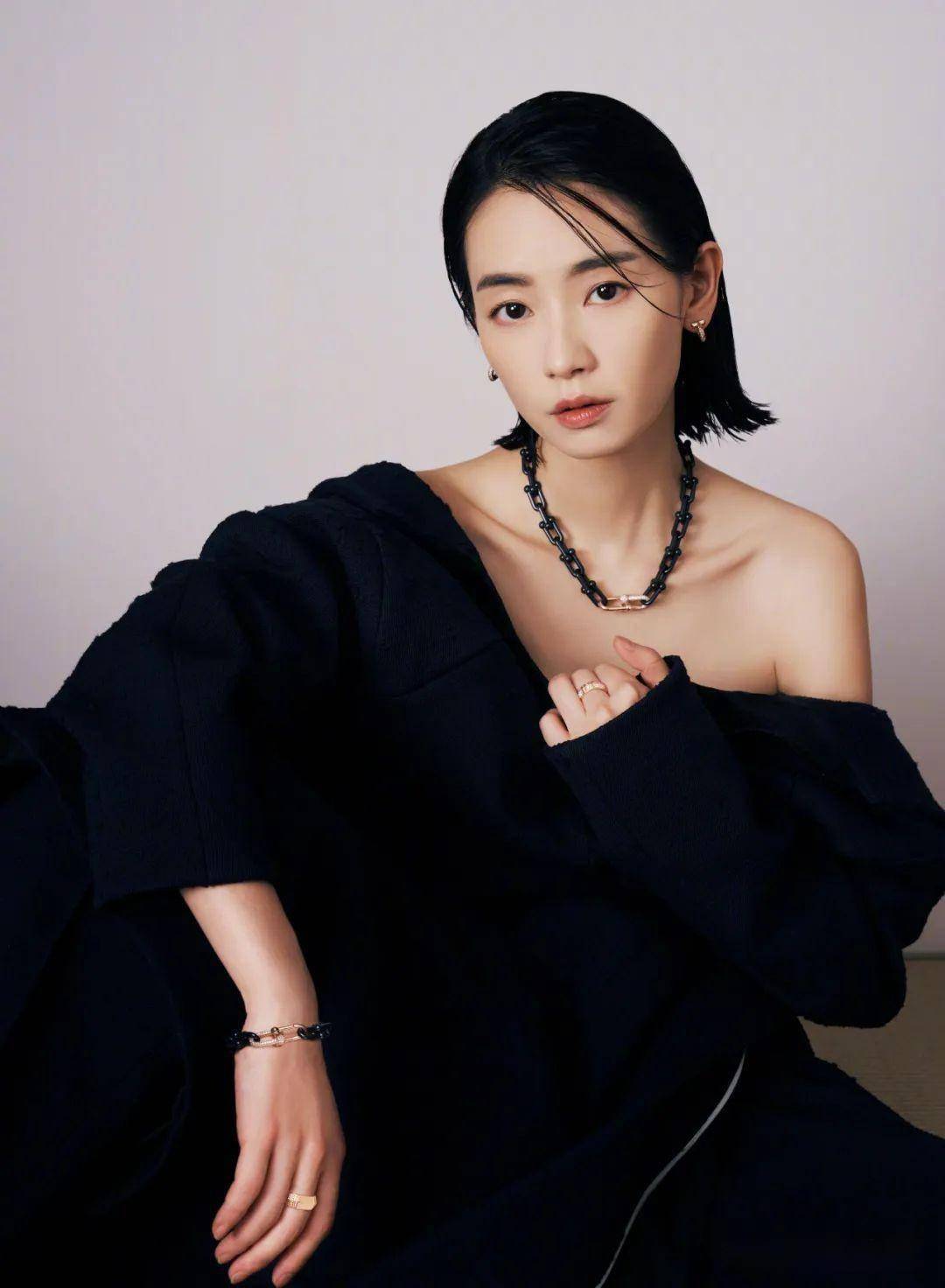 新晋影后刘雅瑟《sofigaro》九月封面大片,漫步园林优