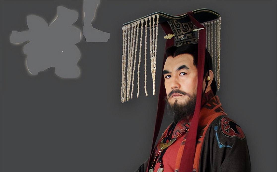 秦始皇一路南行,十一月抵达云梦泽,登九疑山举行望祭,祭祀虞舜,然后