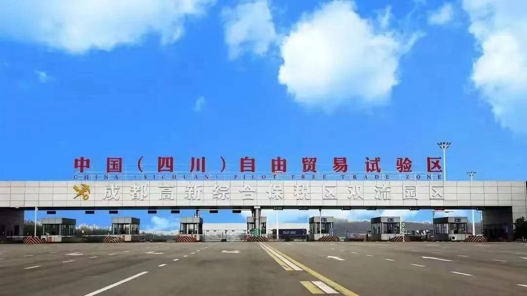 关员住在园区内保障通关服务不停歇_企业_海关_成都市