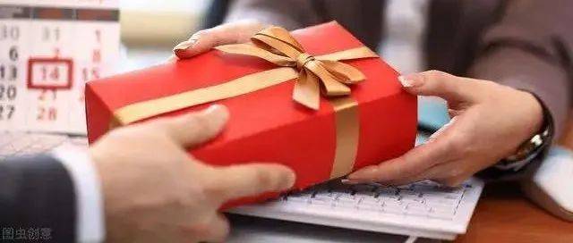 柳州一家长因不同意凑钱给老师送礼,竟被逼退出家长群?真相到底如何……_家长反对凑钱送礼给老师被逼退群_家委会_班级