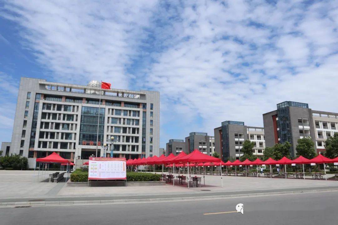 9月3日下午,舒城二中本部和东校区迎来了2022级七年级新生.