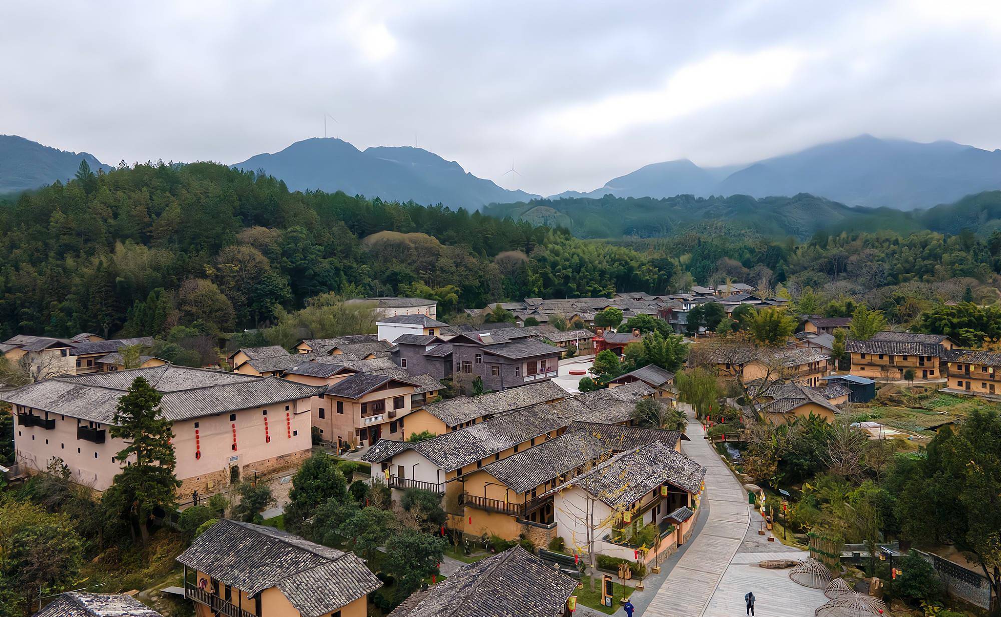 江西最南部的千年古村，客家围屋极具特色，景色美如“世外桃源”
