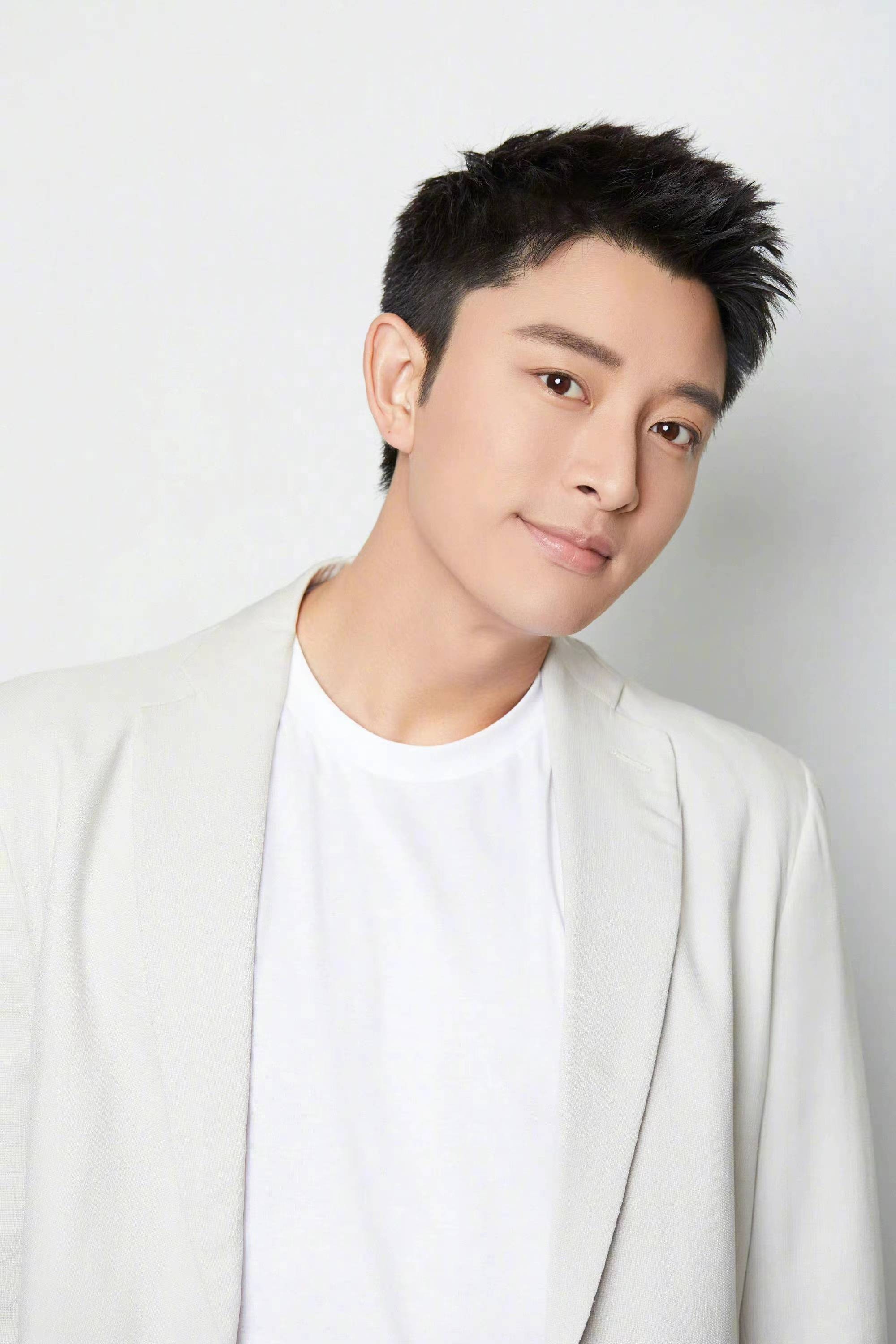 大家纷纷都为四川为震区祈福,希望都能够一切平安,贾乃亮也为驰援四川