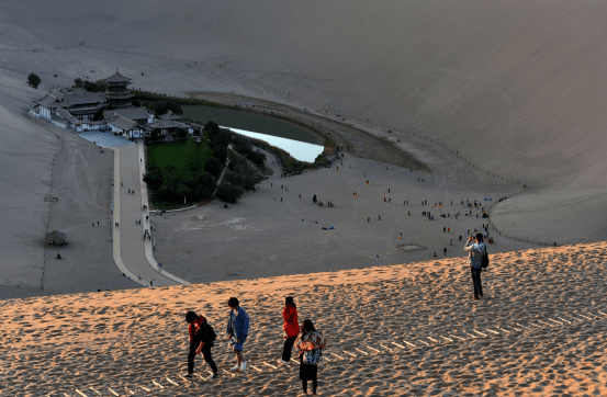 中国著名的“沙漠第一泉”：因面临枯竭危机，当地年耗上亿抢救！