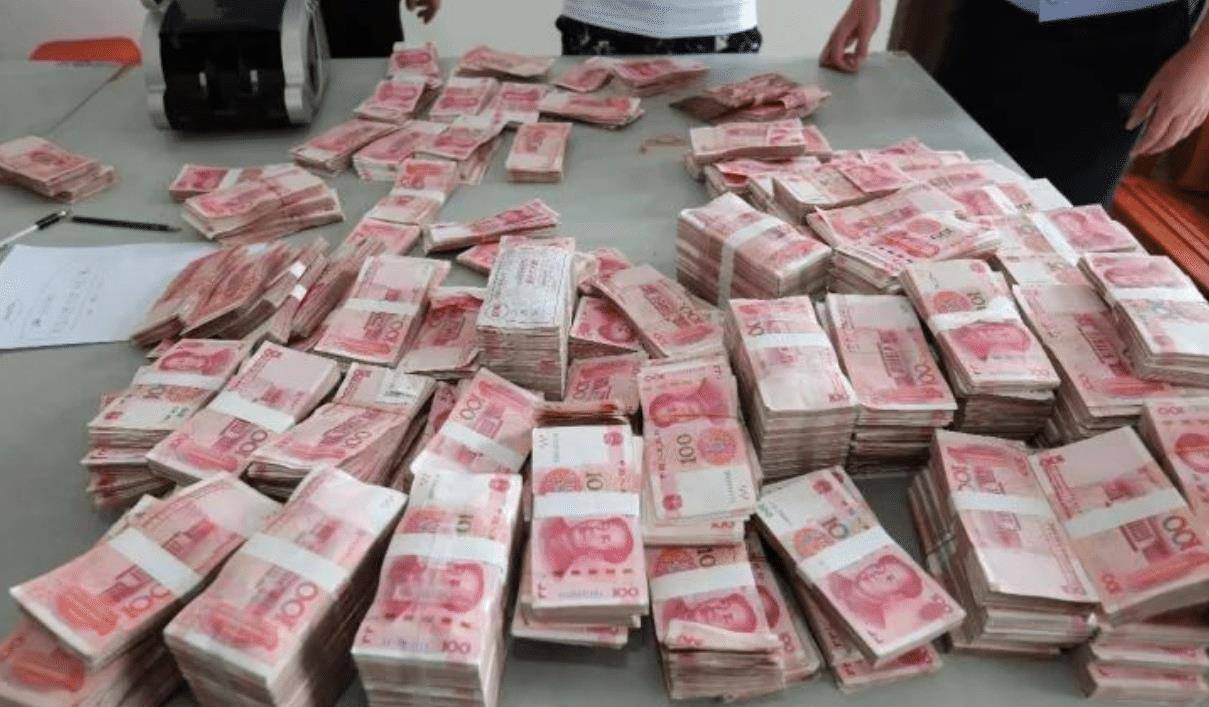 越南一怪异现象，当众在街上摆放大捆人民币，为啥都没人敢去抢