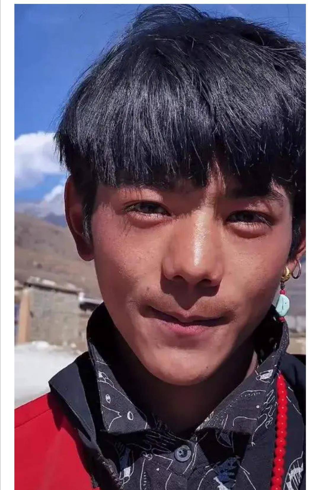 出镜中的丁真汉语说的还不是很流利,面对镜头很害羞