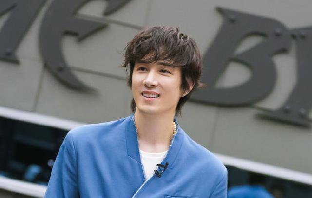 综艺节目《披荆斩棘的哥哥》正在热播李承铉为女儿上台!