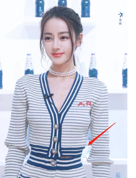 有趣的是,由于迪丽热巴的腰围很细,这一次迪丽热巴还特意把裤腰手工