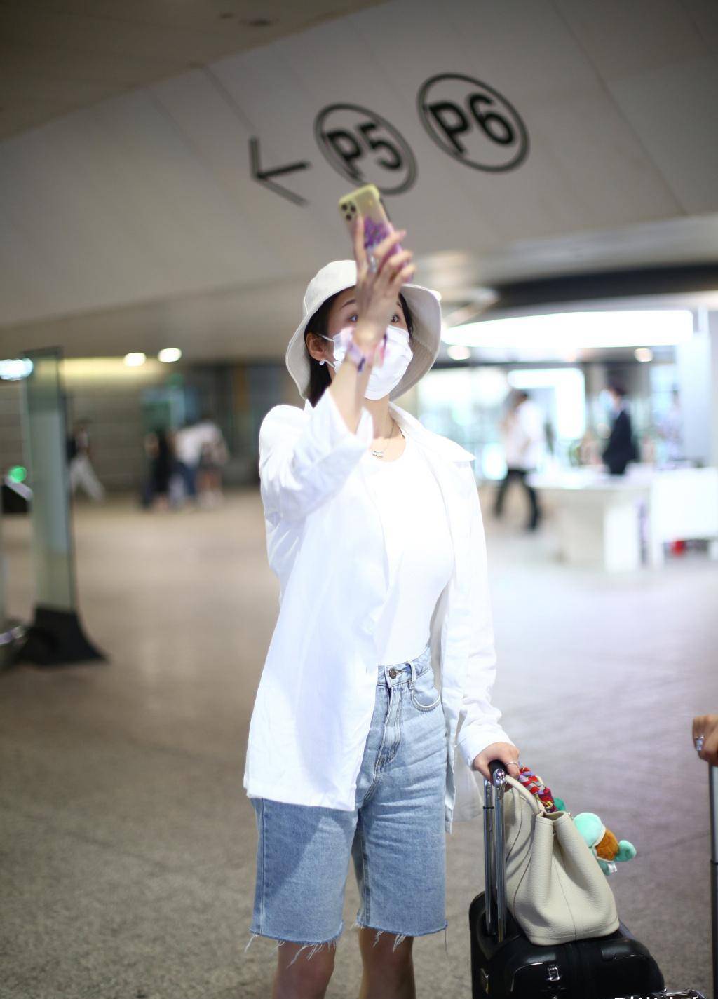 这一次私服出行的李纯,选择了白衬衫搭配蓝色的牛仔裤,看上去简洁舒适