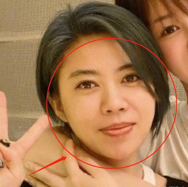 杨紫晒照为姐姐庆生,看清她与姐姐的五官对比,有无整容一目了然_女