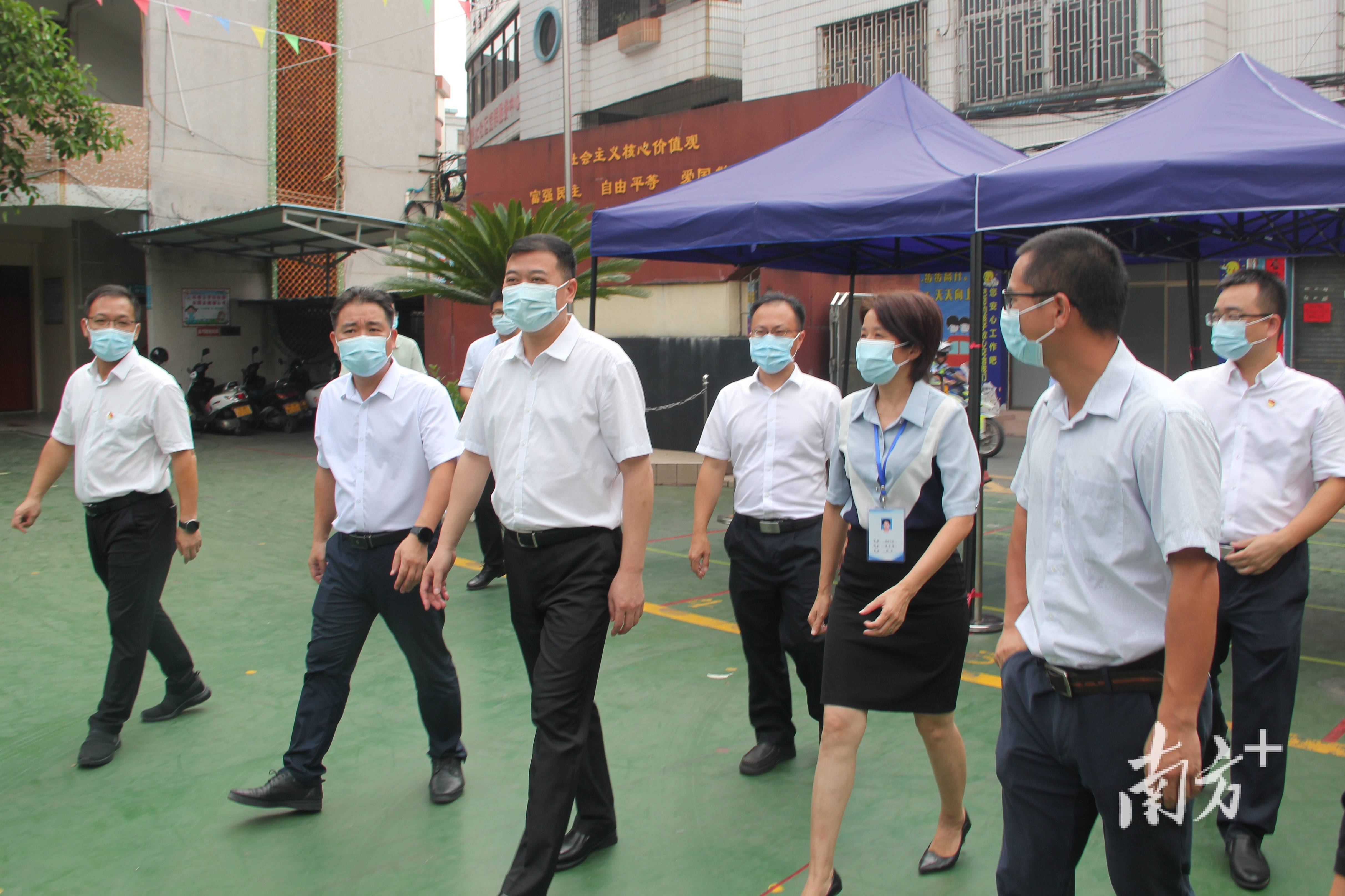 陈哲江走访慰问教师并调研新学年开学工作_教育_新兴县_事业