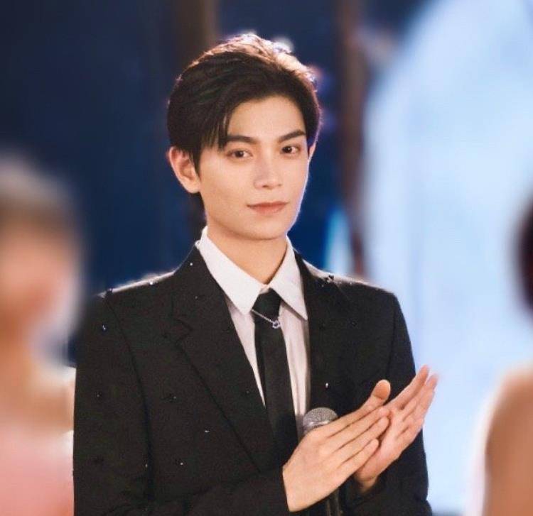 丁禹兮晚会现场截图,没有了电视剧滤镜后,这颜值是认真的?