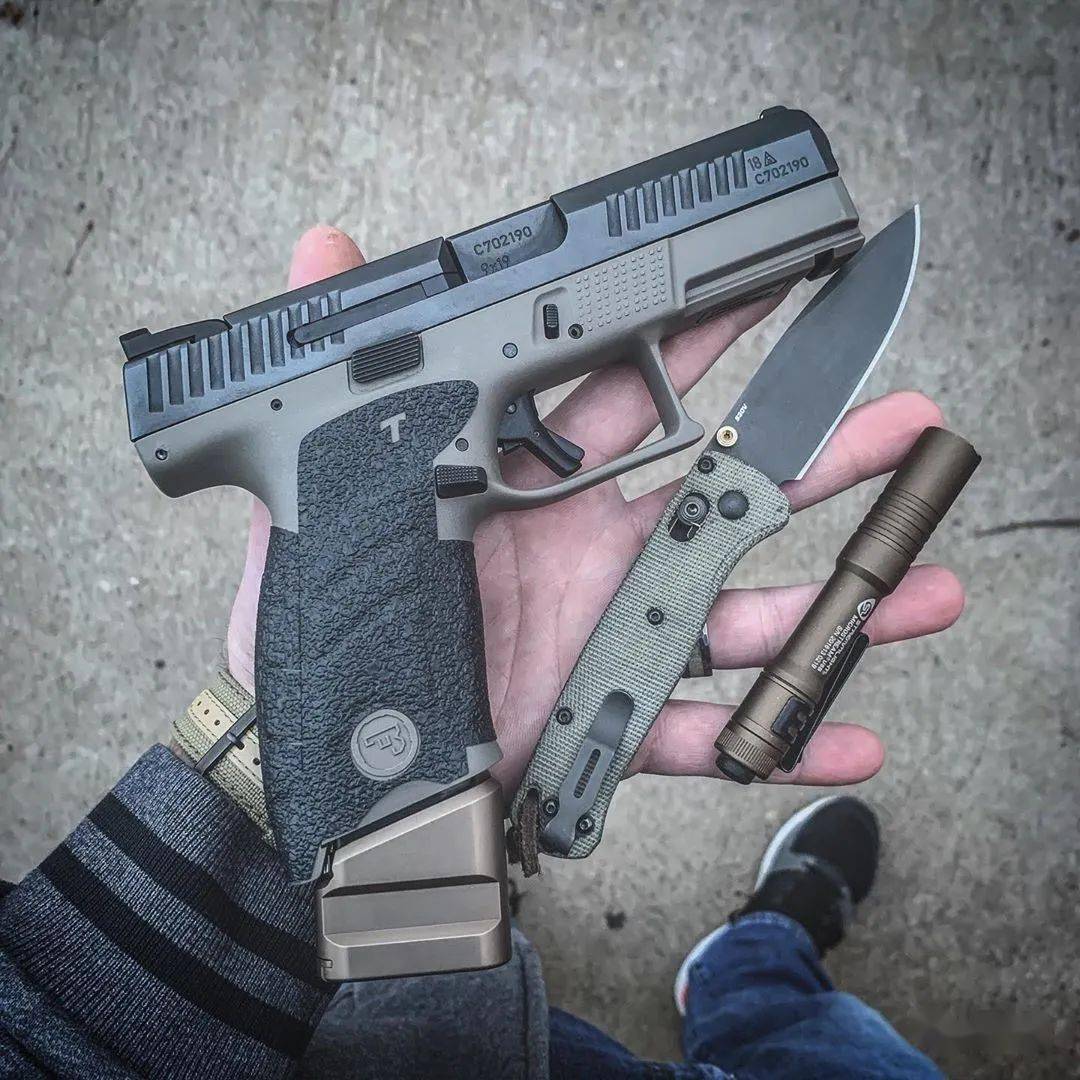 【cz p10c】牌子硬必然高品质 现代化工艺和传统枪械比到底孰优孰劣呢