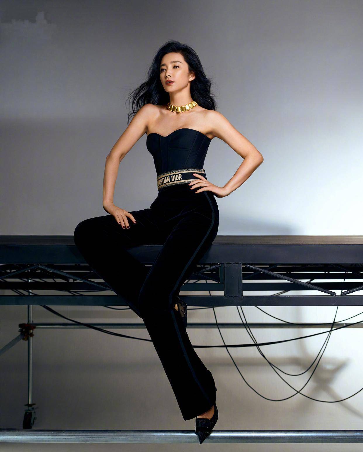 47岁李冰冰身材保持得太好,穿优雅抹身材套装,纤纤细腰令人羡慕_黑色