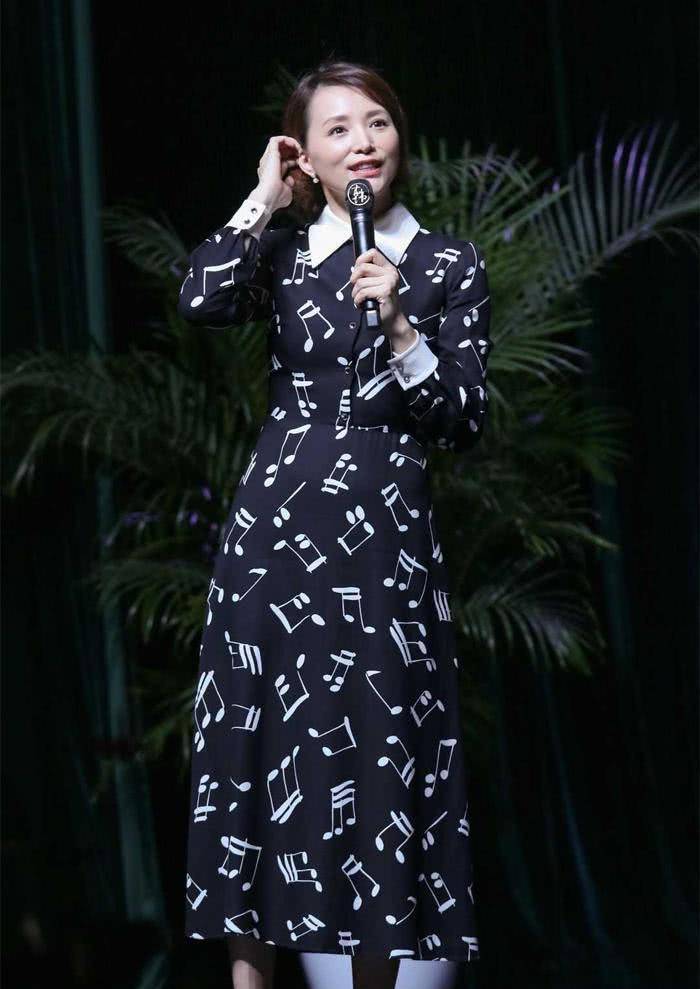 董卿的穿搭太有品味,穿碎花裙带着优雅,真是好女人的典范_连衣裙_图案