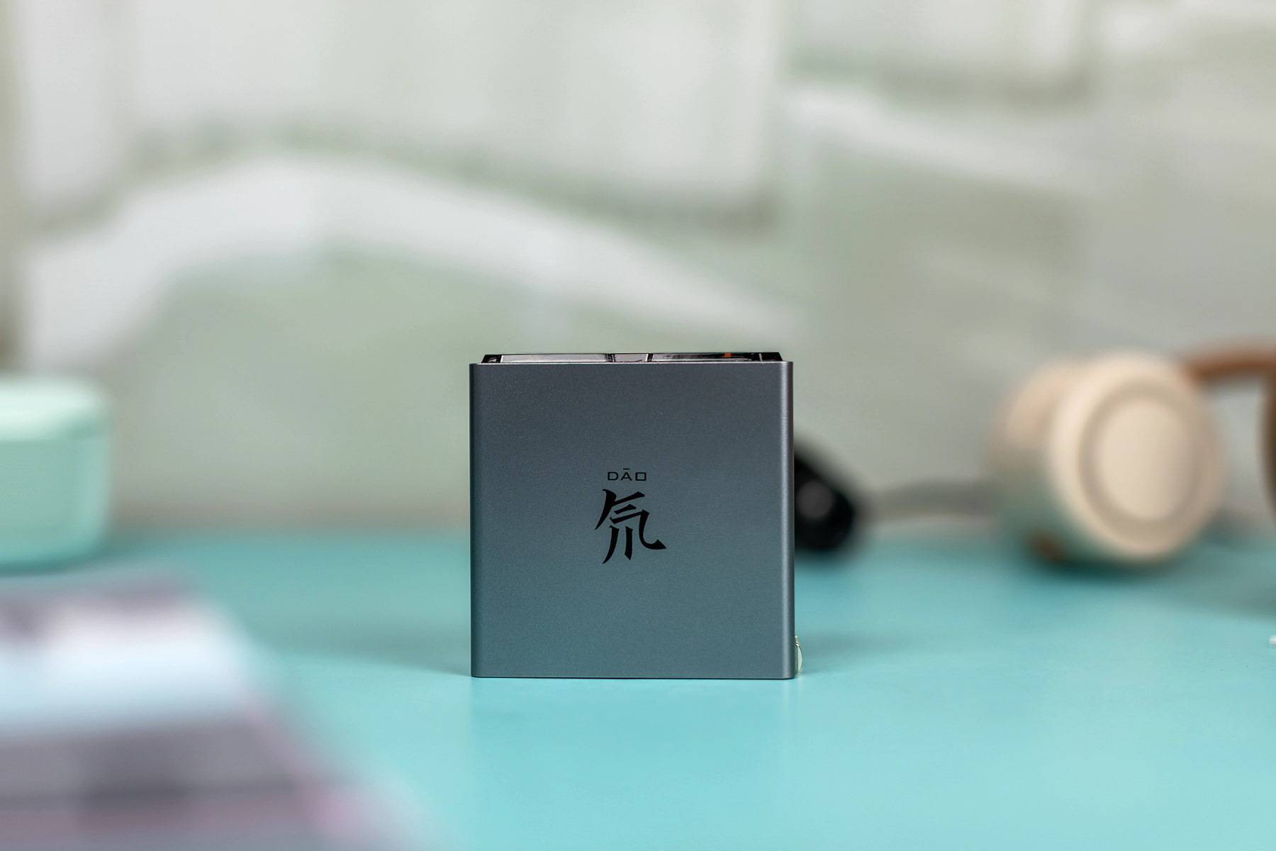 努比亚氘锋100W氮化镓充电器，体积小充电快，4口输出效率倍增