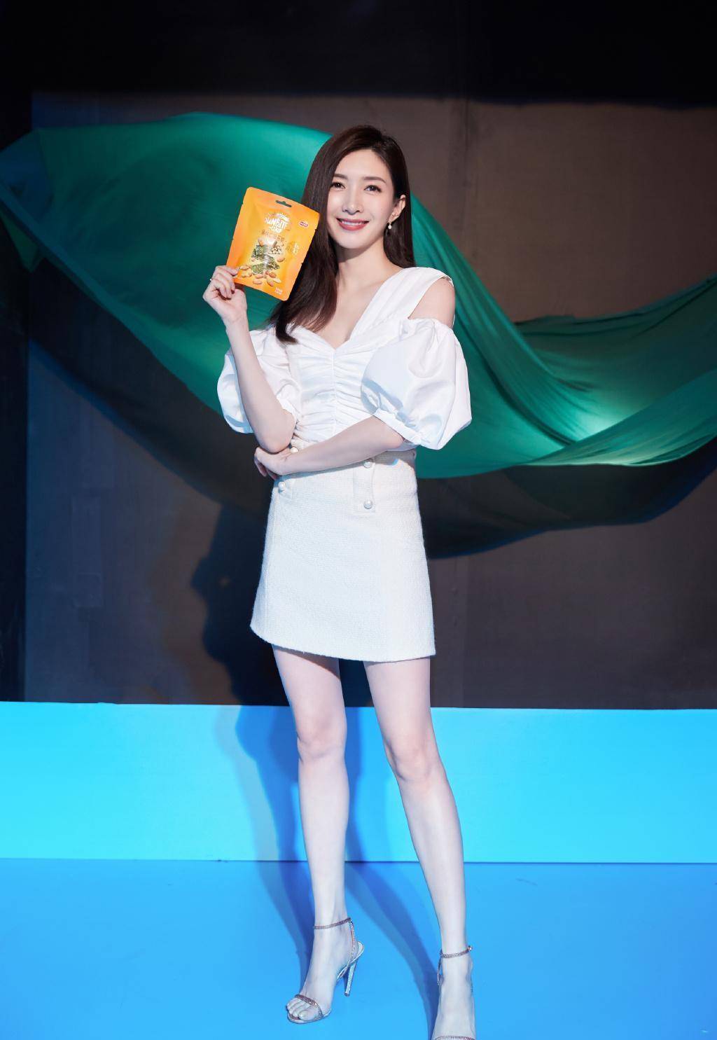 江疏影为显腿长太拼了,牛仔短裤穿到身材口,配高跟鞋美腿好迷人_白色