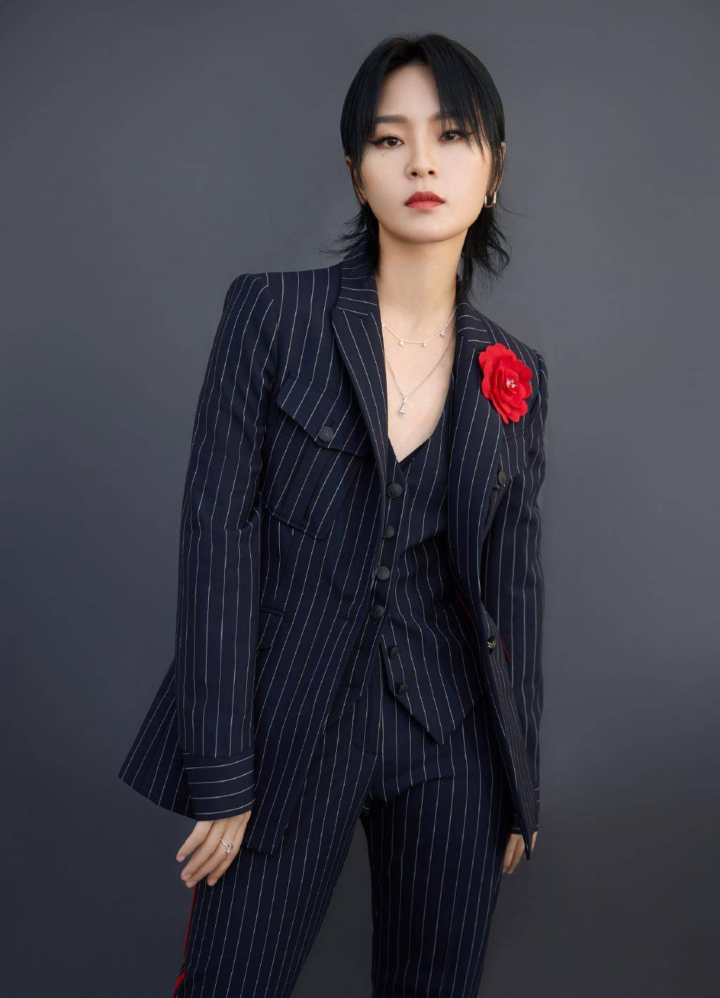 周笔畅不再走可爱风格的形象了,穿着方面越来越帅,随便穿穿都很有个性