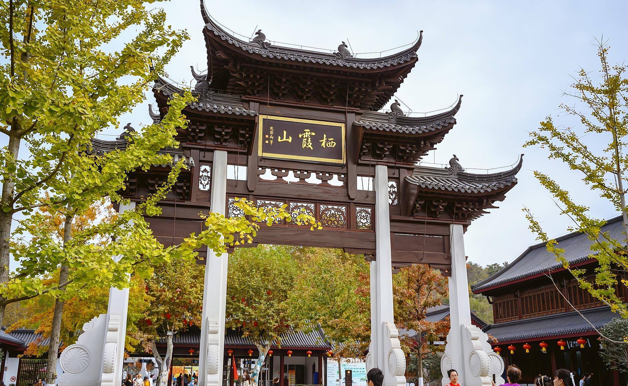 南京这座山，被誉为“金陵第一明秀山”，历史上五王十四帝曾登临